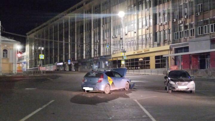 На Радищева ночью столкнулись два автомобиля такси: пострадали две пассажирки