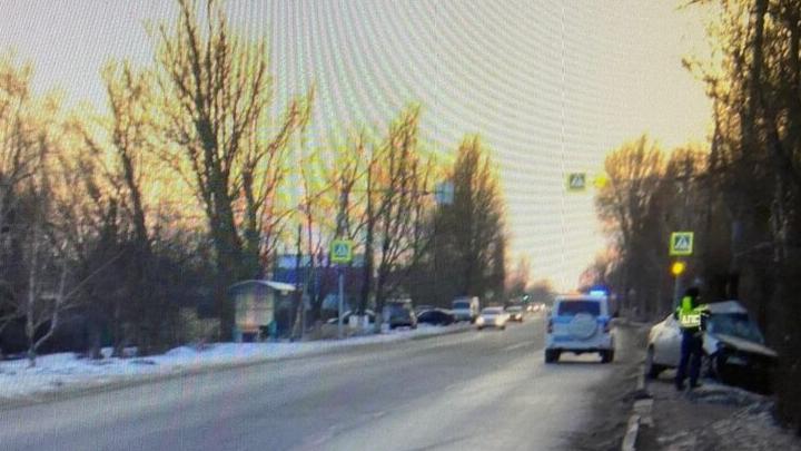 В Энгельсе иномарка врезалась в дерево: двое в больнице