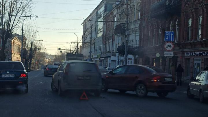 Две иномарки затруднили движение троллейбусов на Московской