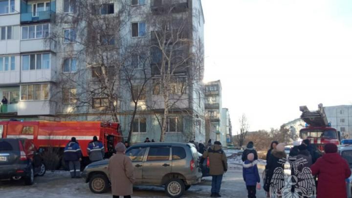 В Красноармейске пожарные спасли из задымленной квартиры женщину и четверых детей