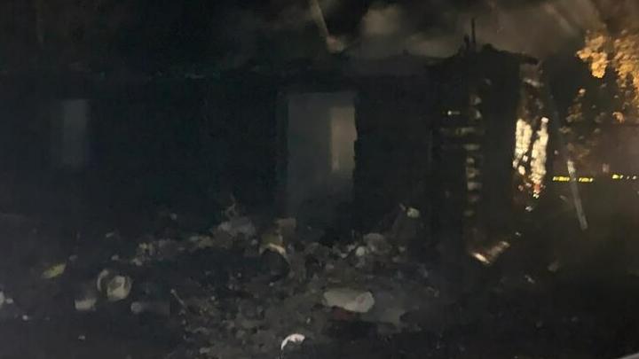 Ночью на Шелковичной в Саратове горел двухквартирный дом