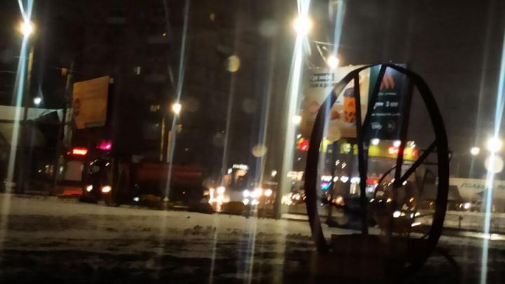 Иномарка влетела в бензовоз на выезде из Саратова