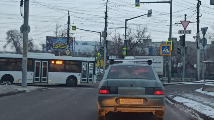 На проблемном перекрестке в Саратове не работают светофоры