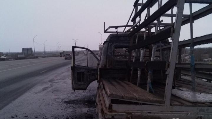 На новом саратовском мосту сгорела грузовая "ГАЗель"