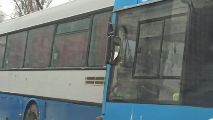 Троллейбус въехал в автобус на Стрелке в Саратове 