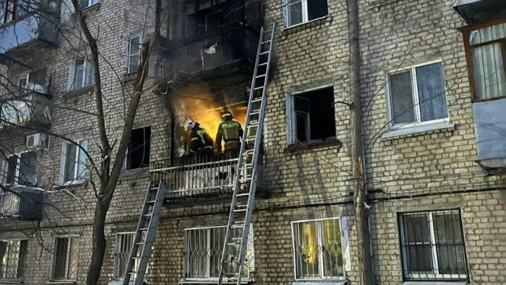 Пожарные спасли 18 человек из горящего дома в Заводском районе Саратова