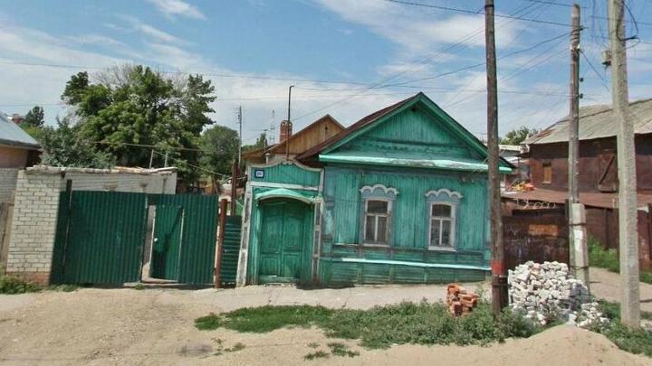 В частном секторе Кировского района Саратова горел дом