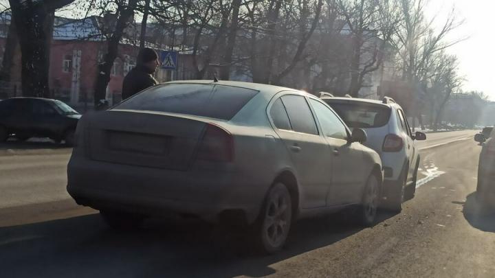У отделения полиции на Соколовой Skoda влетела в Renault