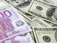 Рубль подрос к евро и доллару США