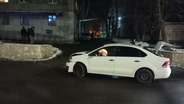 Иномарка въехала в бордюр в Заводском районе Саратова: пострадала пассажирка