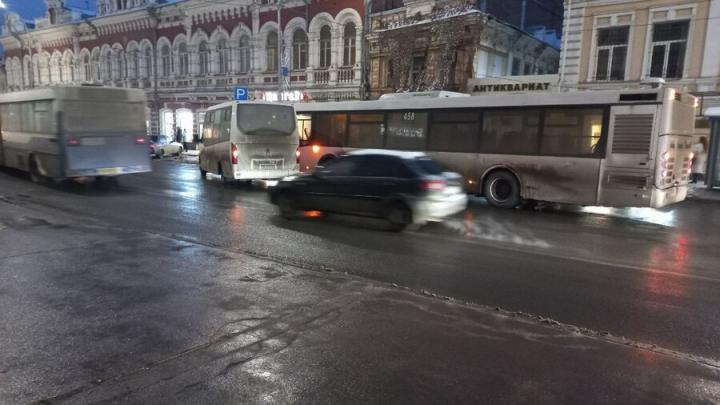 Столкновение автобуса и маршрутки затруднило движение на Московской