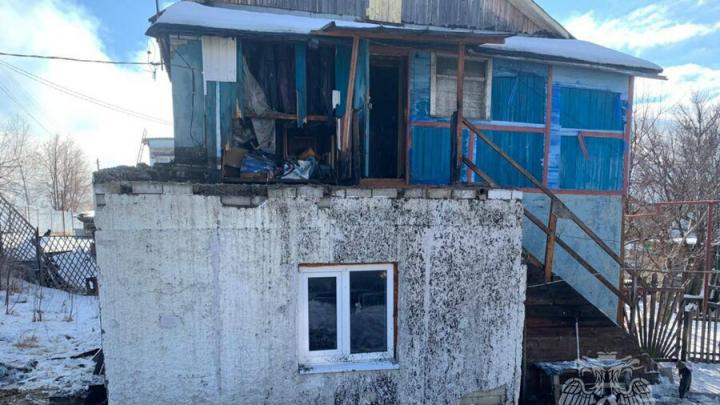 Пьяный курильщик спалил крышу пристройки к дому в саратовском селе