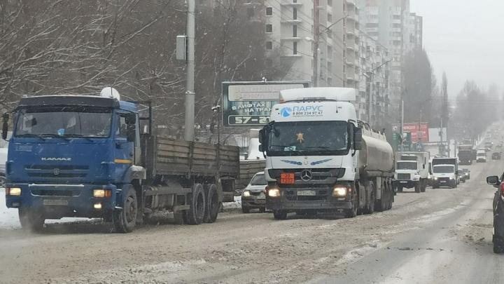 Из-за снегопада грузовики не могут преодолеть подъем в Заводском районе Саратова