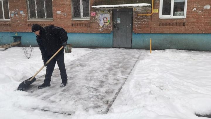 В течение дня в Энгельсе ведется работа по уборке улиц, дворов и тротуаров от снега