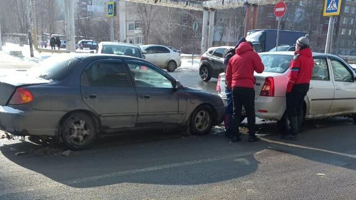 На пешеходном переходе по улице Тархова столкнулись две иномарки
