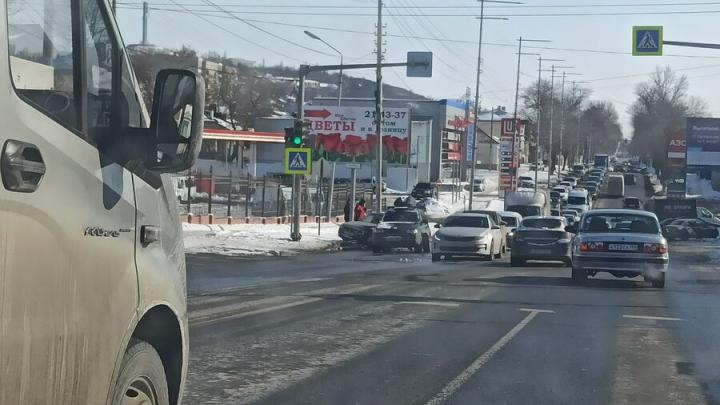 BMW выкинул "Ладу" на обочину на Соколовой в Саратове