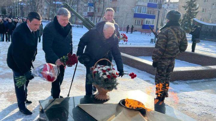 Депутаты возложили цветы к монументам в Саратове и районах области