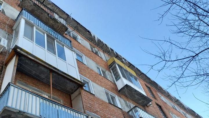 Жителей многоэтажки в центре Энгельса пугают сосульки