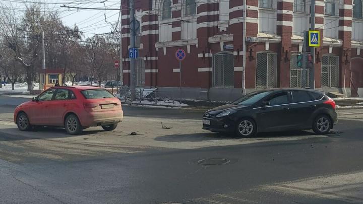 Audi и Ford столкнулись на Московской в Саратове