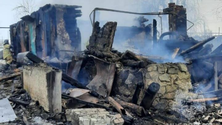 Огонь превратил в развилины дом в Турковском районе и унес жизнь женщины