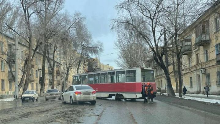 Два трамвая сошли с рельсов в Заводском районе Саратова