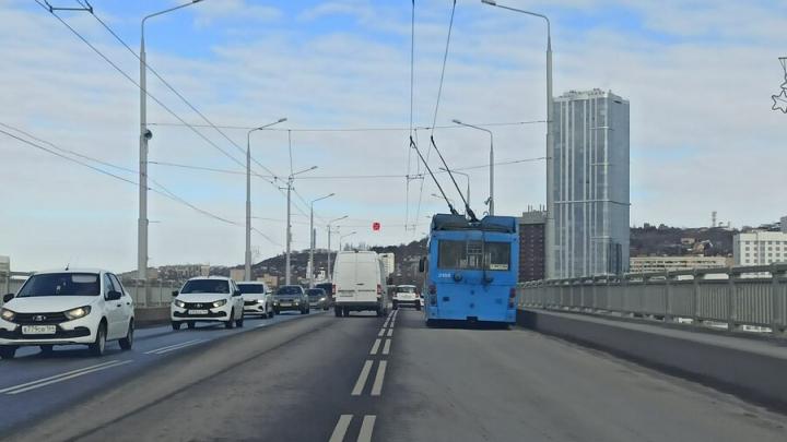 На Саратовском мосту пробка из-за вставших троллейбусов