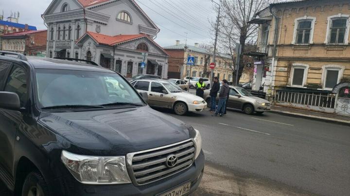 Авария на Вольской затрудняет движение в центре Саратова
