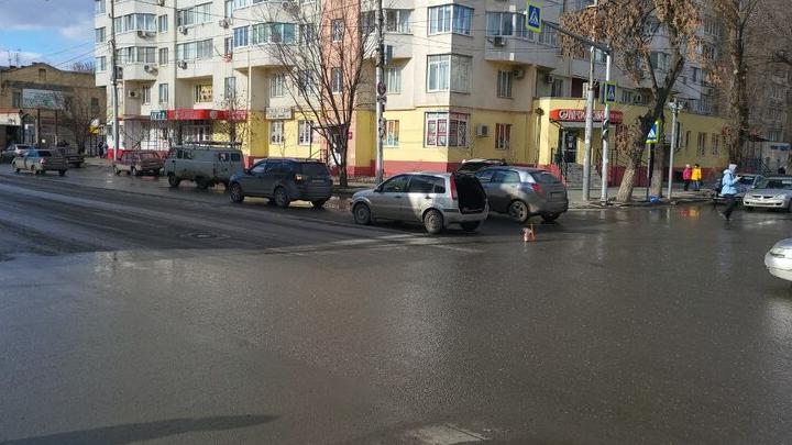 ДТП в центре Саратова затрудняет движение по улице Кутякова