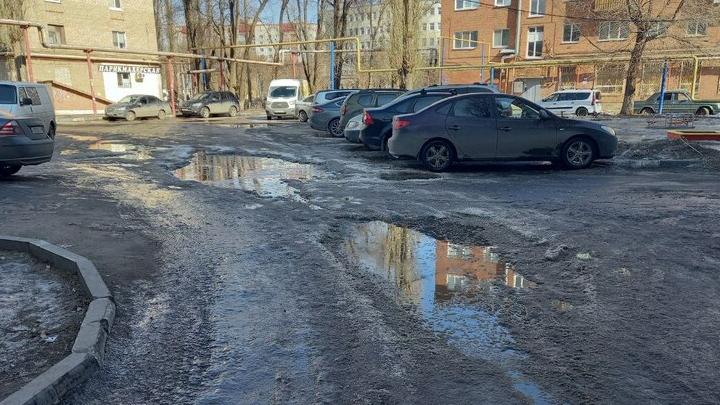 Жители Энгельса жалуются на состояние дороги к школе и гимназии