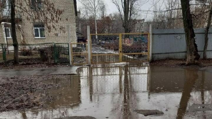 В поселке Приволжский города Энгельса затопило дорогу к детскому саду