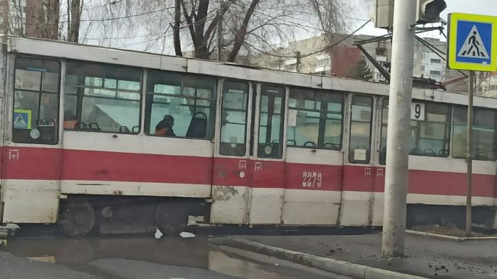 Сошедший с рельсов трамвай № 9 блокировал движение на Политехнической