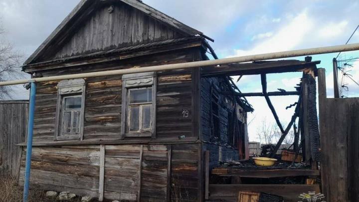 Пьяный курильщик спалил пристройку к дому в Вольском районе