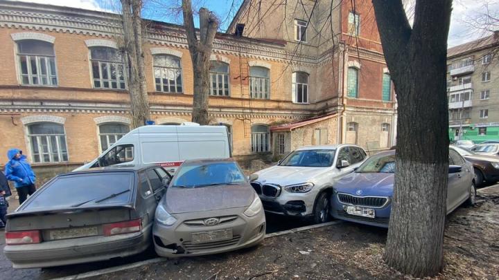 Саратовчанка на BMW врезалась в четыре припаркованных автомобиля