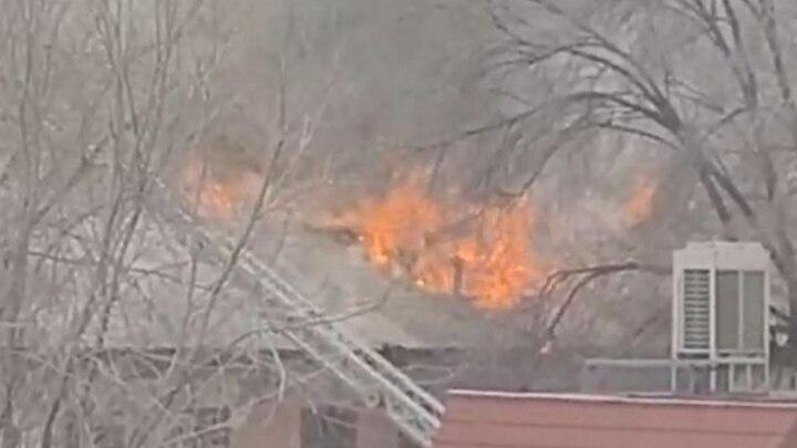 В Заводском районе Саратова горит заброшенный дом