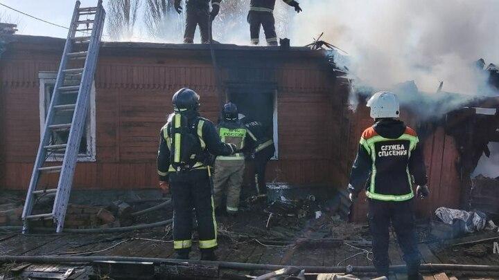 Мужчина и девочка погибли на пожаре в Балашове, еще трое пострадали