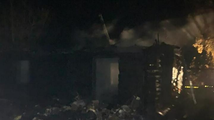 Ночью в Хвалынском районе сгорели баня и пристройки к дому