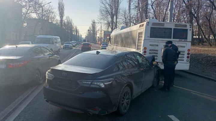В Саратове водитель автобуса попал в больницу после столкновения с иномаркой