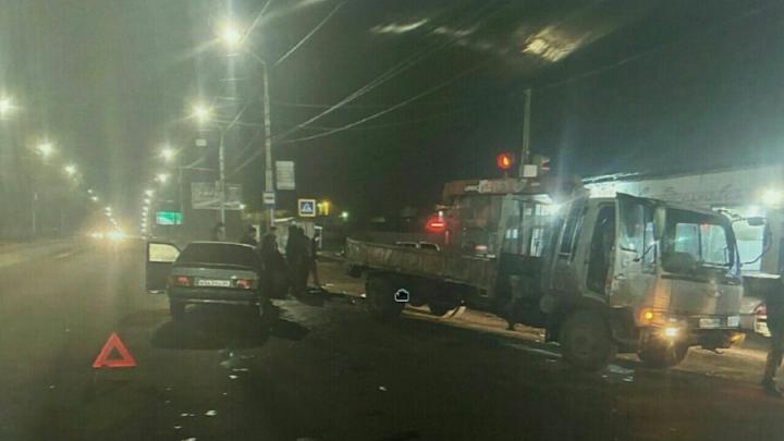 Ночью на Московском шоссе грузовик столкнулся с "14-й": двое в больнице