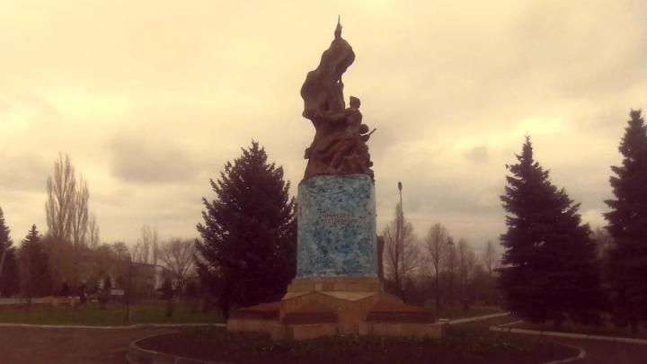 Жители трех областей просят сохранить разрушающийся памятник красноармейцам в Пугачеве