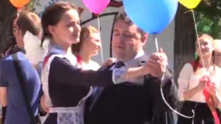 «Танцующий директор» возглавил школу в Ленинском районе Саратова