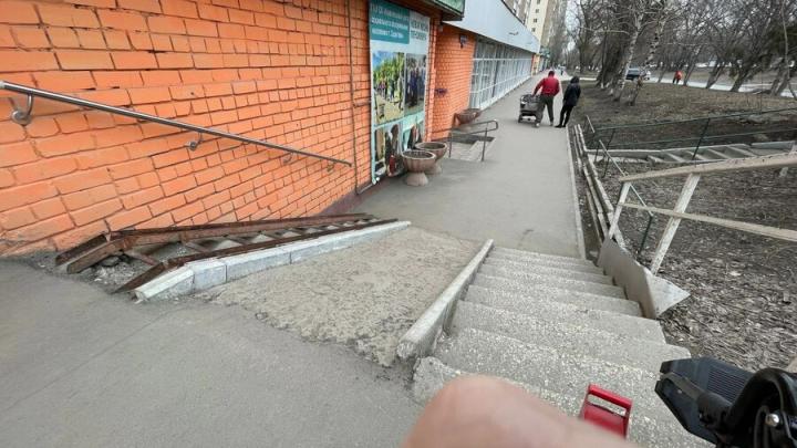 В Саратове инвалид-колясочник не смог преодолеть препятствия у министерства соцзащиты 