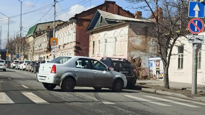 "Тойота" протаранила "Рено" на Первомайской в Саратове