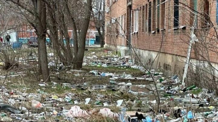 Жители Энгельса жалуются на кучи мусора у дома и болото на детской площадке