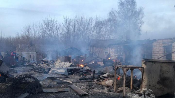 В Хвалынском районе из-за неисправной электропроводки сгорел дом и сараи