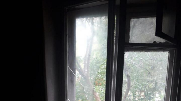 Пожарные тушили дом в Заводском районе Саратова