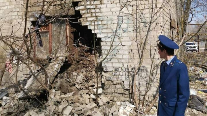 В Заводском районе Саратова обрушилась стена общежития