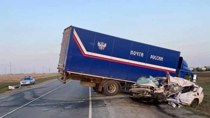 Водитель иномарки погиб в ДТП с почтовым грузовиком в Балаковском районе