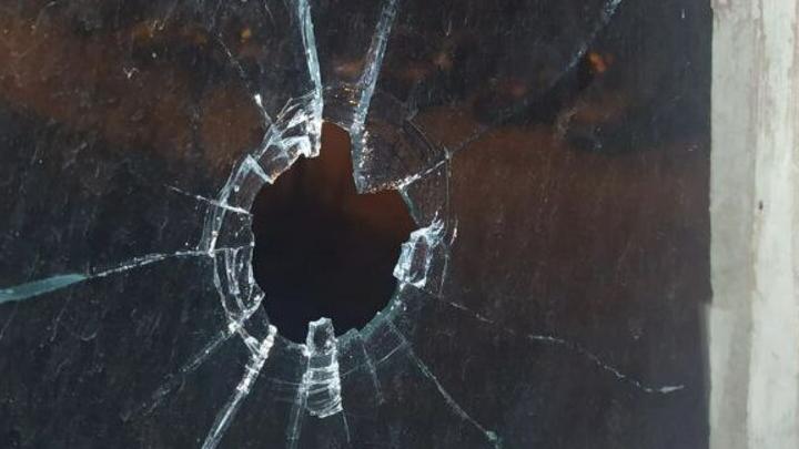 В Балакове расстреляли окна в квартире пенсионерки