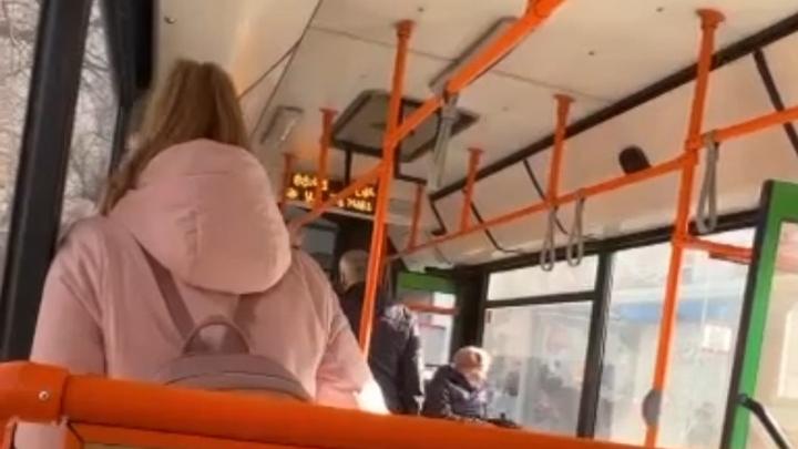 В Саратове водитель автобуса насильно удерживал юную пассажирку в салоне