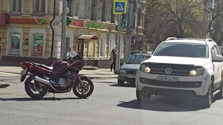 В центре Саратова мотоциклист столкнулся с иномаркой